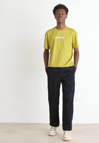 Calvin Klein HERO LOGO COMFORT - Apdrukāts T-krekls - tuscan olive