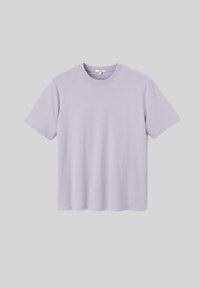 T-shirt lavande à manches courtes en coton doux. Conception à col rond avec une coupe décontractée et sans motifs ni accents visibles.