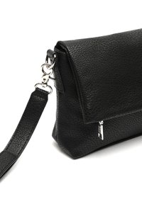 Borsa a tracolla in pelle nera con superficie testurizzata, pattina con chiusura a ribalta, hardware in argento e tracolla staccabile. Presenta una tasca con zip.