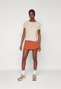Peak Performance TRAIL LIGHT SHORTS - Športne kratke hlače - spiced/desert blow