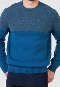 Maglione di lana blu con scollo tondo, sezione superiore texturizzata, sezione inferiore liscia, polsini e fascia in vita a coste.