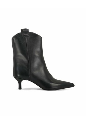 Stivaletto in pelle nera con punta affusolata, tacco a campana e linguetta. Texture liscia e design minimalista.