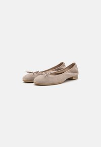 Zapatos de ballet planos en ante beige claro, con punta redonda, un pequeño lazo decorativo en el frente y un tacón mínimo. Textura suave, diseño elegante.