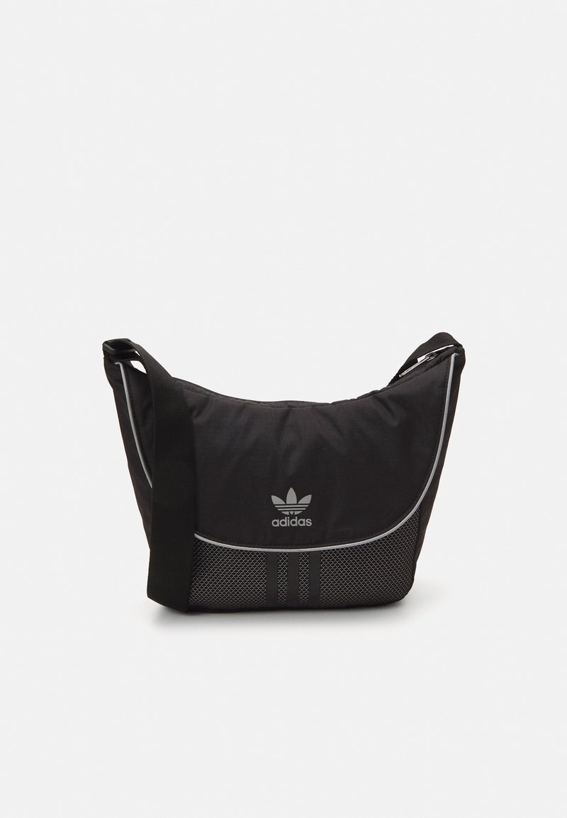 Borsa a spalla nera Adidas con forma curva, pannello laterale in rete, tre strisce bianche e tracolla regolabile. Tessuto testurizzato e dettaglio del logo.