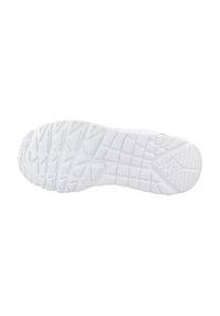 Semelle blanche d'une sneaker, présentant un motif de grip texturé avec des rainures profondes et des crampons angulaires pour une traction et un soutien.