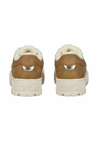 Un paio di sneakers in suede marrone con morbido rivestimento bianco, suole bianche spesse con la scritta "REPLAY", mostrate da dietro.