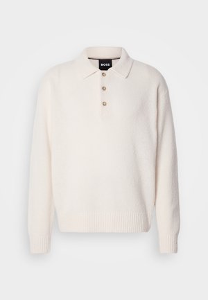 Sweater de polo de malha de manga longa na cor creme, com três botões e punhos e bainha canelados, com a etiqueta BOSS no colarinho interior.