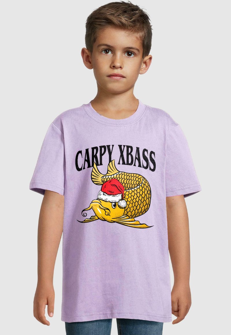 Lilac trumpas rankovėmis marškinėliai su geltonu animaciniu žuvimi, dėvinčia Kalėdų senelio skrybėlę, ir tekstu "CARPY XBASS" ryškiomis juodomis raidėmis.