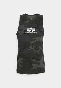 Maskovacia tielko v tmavozelenej a sivej farbe, vyrobené z bavlny, s bielym logom "Alpha Industries" na prednej strane.