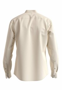 Camicia a maniche lunghe color crema con colletto a punta, polsini con bottoni e una texture liscia con dettagli di cucitura discreti.
