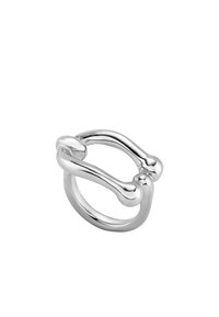 Anello in metallo argentato con una finitura liscia e lucida, caratterizzato da un design unico intrecciato con forme arrotondate e una banda piatta.