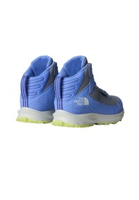 Scarpe alte blu in mesh e materiale sintetico, con accenti grigi, suola intermedia ammortizzata e suola esterna in gomma testurizzata. Presentano il logo sul lato.