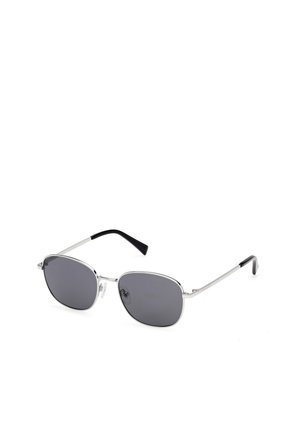 Sonnenbrille mit silbernem Metallrahmen, rechteckigen dunkelgrauen Gläsern und schwarzen Bügelenden vor weißem Hintergrund.