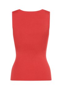 Czerwona prążkowana bluzka na ramiączkach o dopasowanym kroju. Posiada okrągły dekolt i brak rękawów, podkreślając gładką teksturę oraz smukłą sylwetkę.