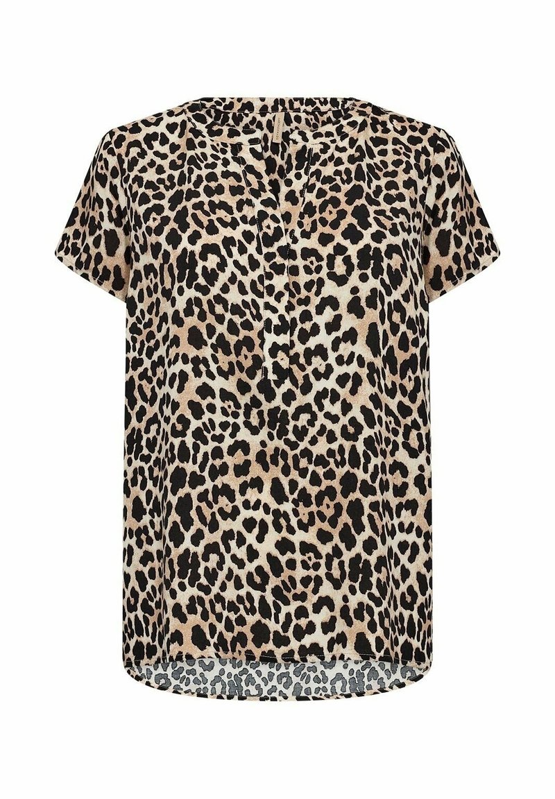 Top de manga corta con estampado de leopardo y escote redondo, con una textura suave y un dobladillo trasero ligeramente más largo. La paleta de colores incluye beige y negro.
