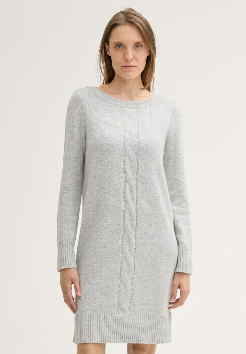 Graues gestricktes Kleid mit langen Ärmeln, gerippten Bündchen und Saum. Besitzt ein zentrales Zopfmuster-Design an der Vorderseite. Weiche Textur.