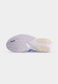 Semelle d'une chaussure de sport blanche et bleue avec des crampons en caoutchouc beige et violet clair et un logo Continental visible sur un fond uni.