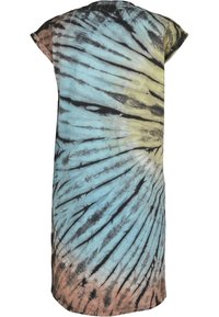 Sukienka w stylu tie-dye z spiralnym wzorem w odcieniach niebieskiego, żółtego i czarnego. Materiał jest miękki, bez rękawów i ma luźny fason.