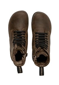 Botas de cuero marrón hasta el tobillo con cordones negros, forro de piel, y costuras decorativas. Cuenta con una cremallera y una lengüeta para facilitar su colocación.