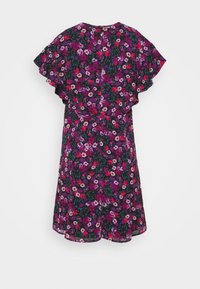 Robe fleurie avec un fond sombre et des fleurs violettes, roses et rouges, des manches volantées et un col rond avec une fermeture au dos.