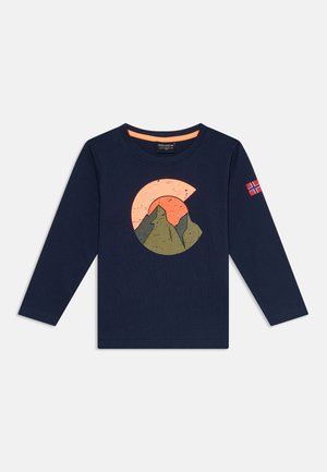 Marineblå langærmet skjorte med grafik af en sol, der går ned bag bjerge, og et lille norsk flag på venstre ærme.