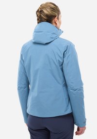 Veste imperméable bleue avec capuche, design ajusté, texture lisse, manches longues et légère brillance, adaptée aux activités de plein air.