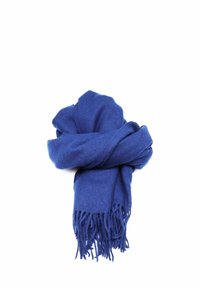 Sciarpa di lana blu con una texture morbida, con estremità frangiate e un design leggero, piegata e disposta in una torsione morbida.
