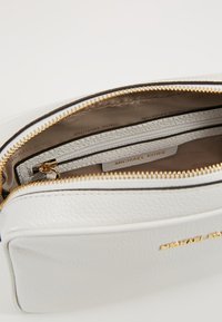 MICHAEL Michael Kors JET CAMERA - Umhängetasche - optic white