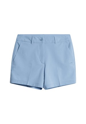 Shorts bleu clair en tissu lisse. Présentent un devant plat, deux poches sur les côtés et une fermeture à bouton à l'avant. Design ajusté.
