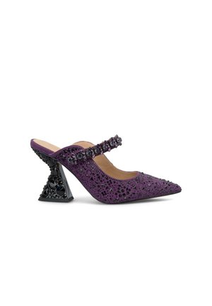 Scarpa con tacco alto in camoscio viola, con punta affusolata, decorata con intagli intricati e gemme. Presenta un tacco geometrico nero spesso.