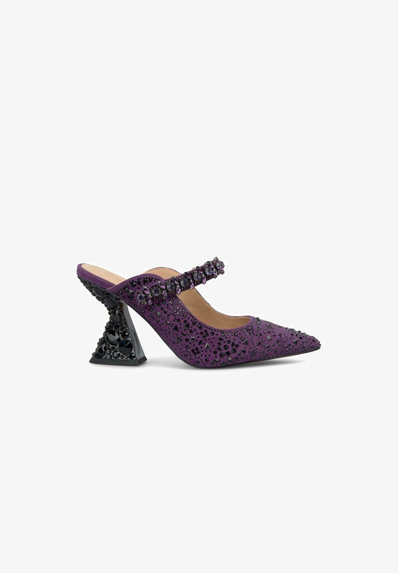 Scarpa con tacco alto in camoscio viola, con punta affusolata, decorata con intagli intricati e gemme. Presenta un tacco geometrico nero spesso.