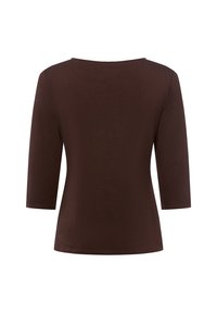 Brązowa, dopasowana bluzka z rękawami trzyczwartowymi. Gładka tekstura, okrągły dekolt i brak widocznych elementów metalowych lub wzorów.