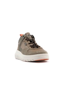 Sneaker marrone realizzato con materiali in camoscio e mesh, dotato di una spessa suola bianca, lacci neri con dettagli arancioni e colletto imbottito.