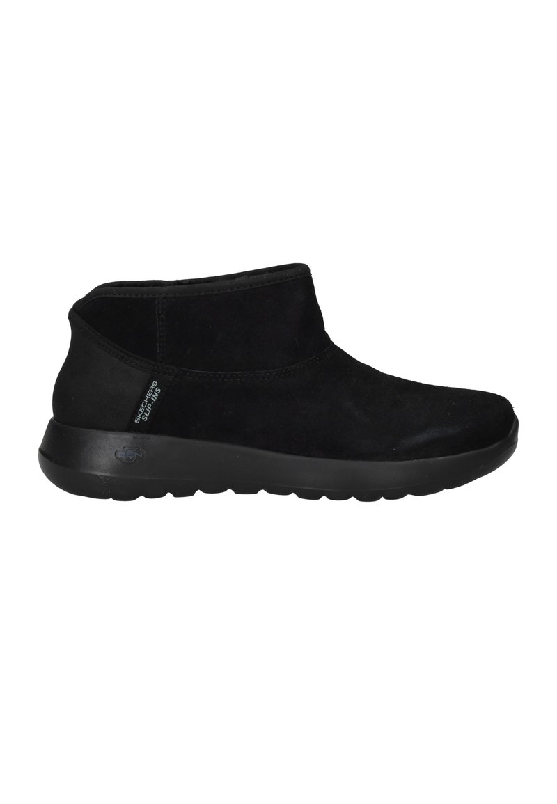 Stivali ankle in suede nero con una texture liscia, punta arrotondata e suola in gomma flessibile. Presentano un design semplice e uno stile slip-on.