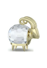 Rzeźba barana w złotym kolorze z wypolerowanym kryształowym ciałem o fasetowanej powierzchni; ma zakręcone rogi i krótkie nogi.