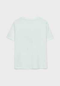 Maglietta verde chiaro a maniche corte, realizzata in morbido cotone, presenta un classico colletto a girocollo e un retro semplice senza elementi di design visibili.