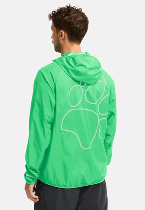 Veste à capuche légère verte avec une texture lisse, ornée d'un grand motif de patte blanche au dos et de poignets élastiques.