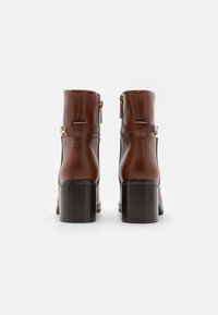 Tommy Hilfiger CHAIN MID HEEL BOOTIE - Bottines - cognac brown