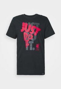 Svart bomull T-skjorte med fet rød og grå tekst: "JUST DO IT." L.F.C. logo i nedre høyre hjørne. Korte ermer og rund hals.