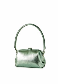 Mintgroene metallic leren handtas met een gebogen handvat, ritssluiting en subtiele branding. Glad textuur met een gestructureerde vorm.