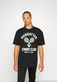 Tommy Jeans - TENNIS VINTAGE TEE - T-shirt imprimé - black Image miniature 1