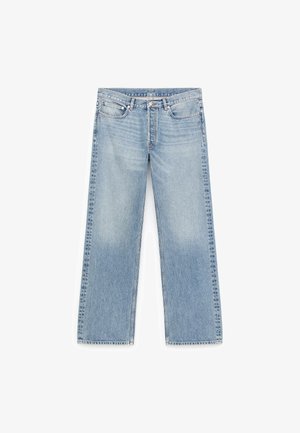 Hellblaue Jeans mit geradem Bein, verwaschenem Look, Fünf-Taschen-Design, Metallbeschlägen und Reißverschluss. Glatte Denim-Textur.