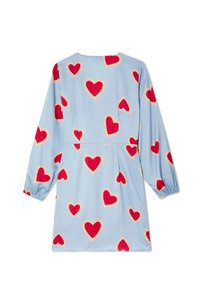 Φόρεμα σε γαλάζιο χρώμα με μακριά μανίκια, διακοσμημένο με κόκκινα και μπεζ μοτίβα καρδιάς κατανεμημένα σε όλο το ύφασμα, με εφαρμοστή μέση και ελαστικά μανίκια.