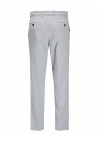 Pantaloni tagliati di colore grigio chiaro, realizzati in un tessuto testurizzato, con taglio dritto, due tasche posteriori con bottoni e passanti per la cintura in vita.