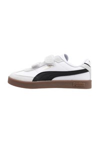 Sneaker bianco con striscia nera, cinturini in velcro, suola in gomma marrone e dettagli in oro. Realizzato in pelle e materiali sintetici.