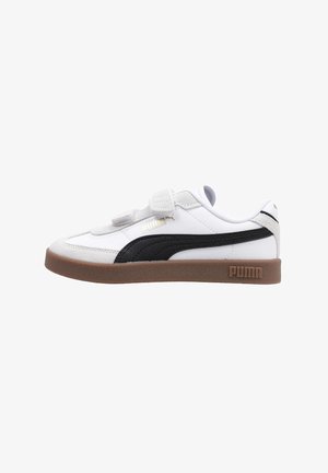 Zapatilla blanca con una franja negra, correas de velcro, suela de goma marrón y acentos de logo dorado. Fabricada de cuero y materiales sintéticos.