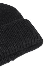 Berretto lavorato a maglia nero in lana, con una texture a costine e un risvolto. Il tessuto appare morbido e leggermente peloso.