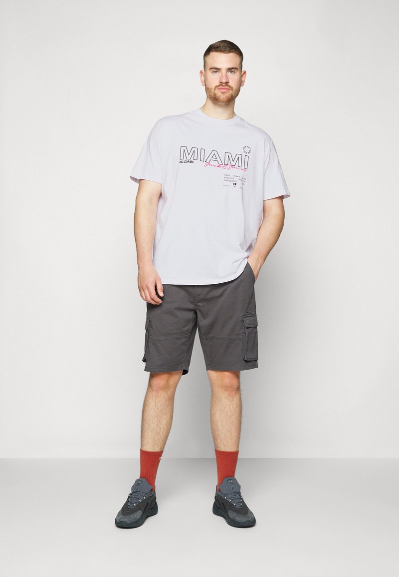 Herren T-Shirts & Polos | Jack & Jones JCOSTAYCATION TEE CREW NECK T-Shirt print white/weiß - QX24577 Herren T-Shirts & Polos | Jack & Jones JCOSTAYCATION TEE CREW NECK T-Shirt print white/weiß - QX24577