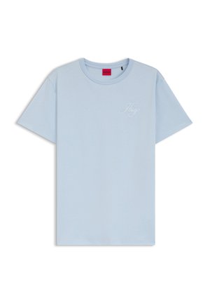 Lyseblå T-shirt med korte ærmer, rund hals og lille hvid "Hugo"-skriftlogo på venstre bryst.