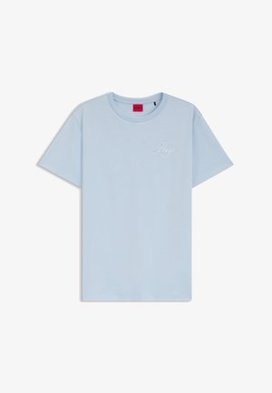 Lyseblå T-shirt med korte ærmer, rund hals og lille hvid "Hugo"-skriftlogo på venstre bryst.